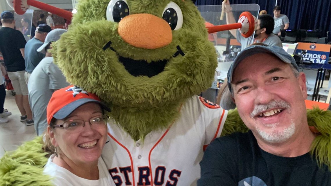 Astros' Ryne Stanek treats dads to Academy shopping spree for