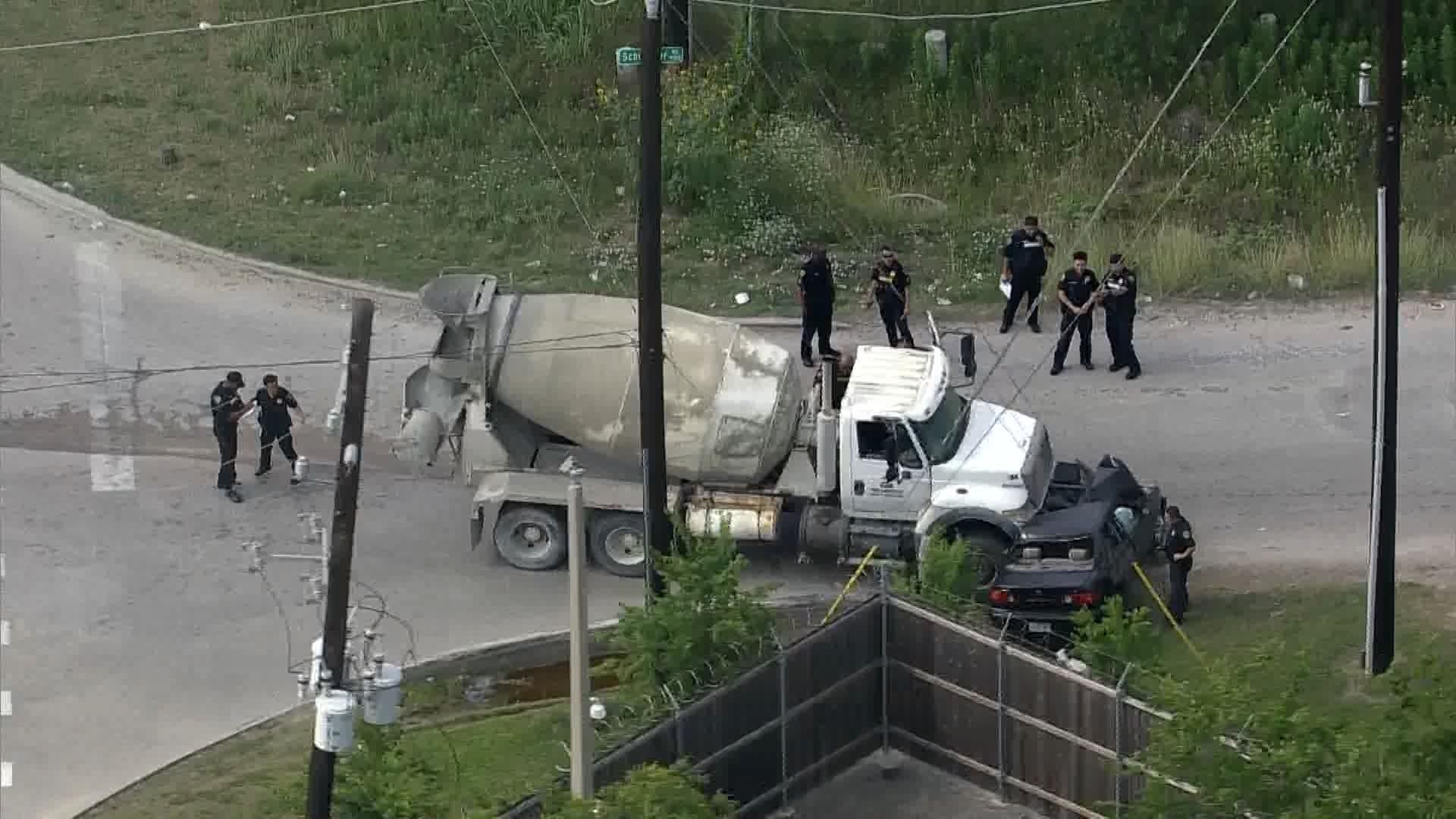1 killed in crash with cement truck in Houston's South Side | khou.com