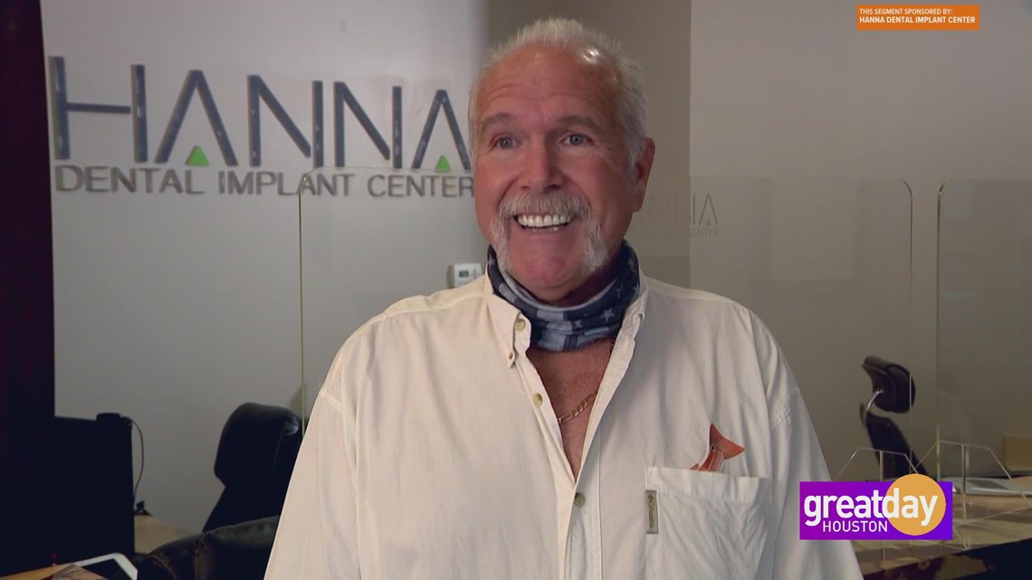 Michael tersenyum lebar setelah mengunjungi Hanna Dental Implant Center
