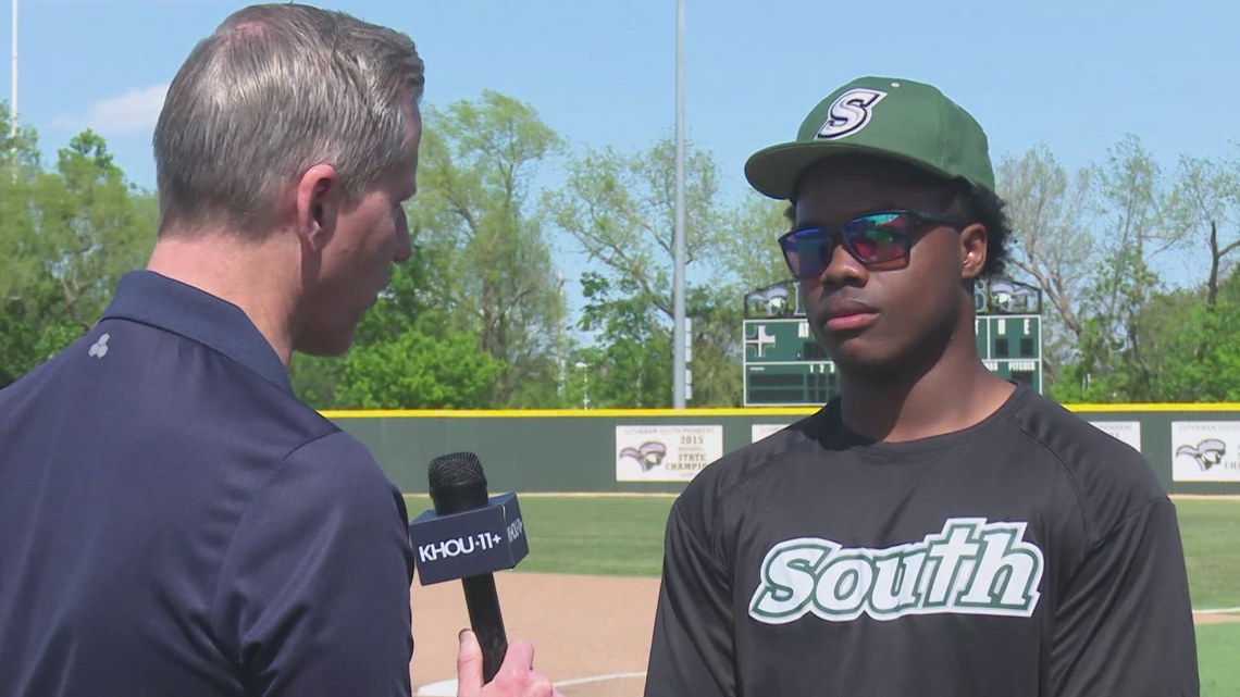 A Houston-area prep star is batting .453. UH fans root for his basketball-playing brother.