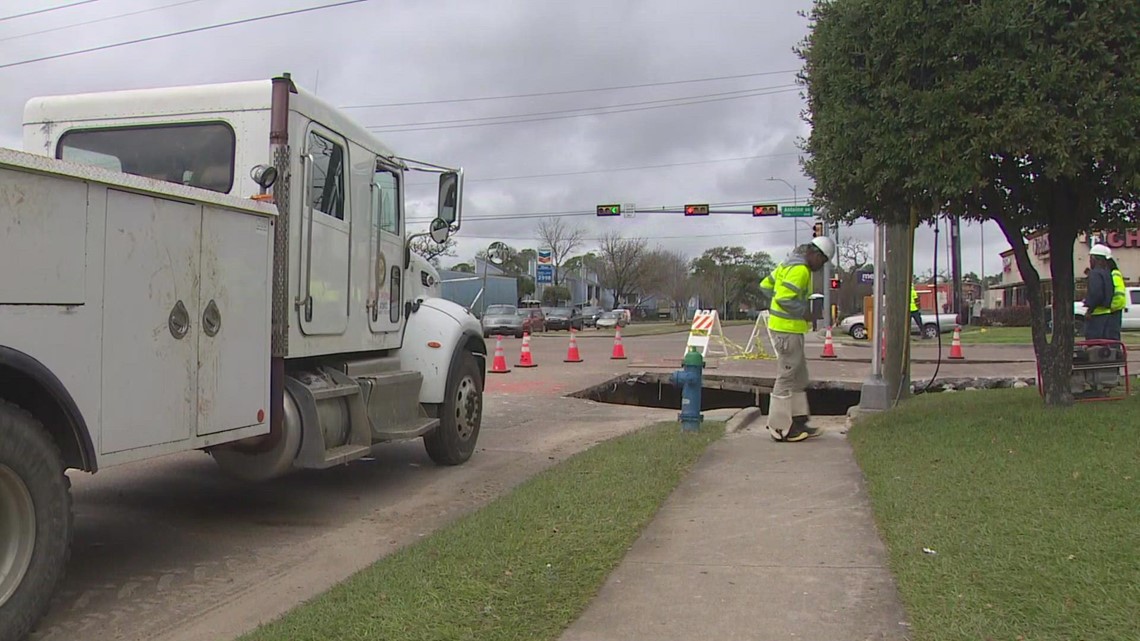 City crews trying to restore water in west  Houston