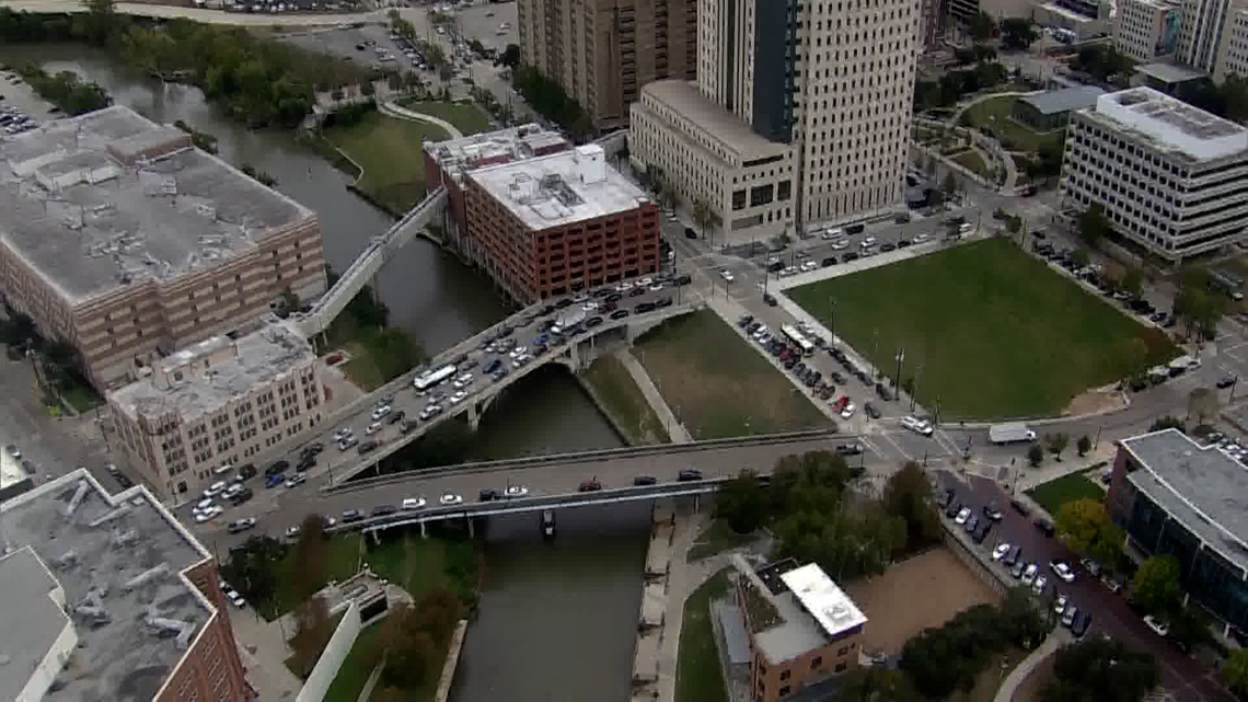 Raw video: Search happening for suspect who escaped in downtown Houston ...