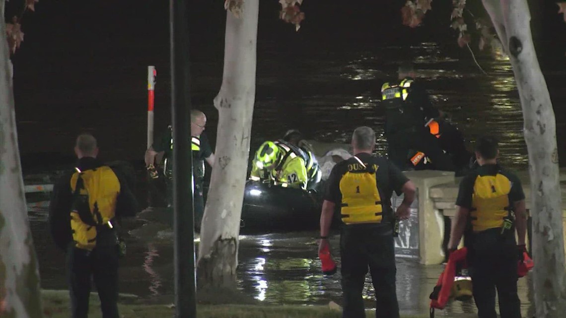 Hujan Houston: Seorang pria diselamatkan dari air tinggi di Buffalo Bayou