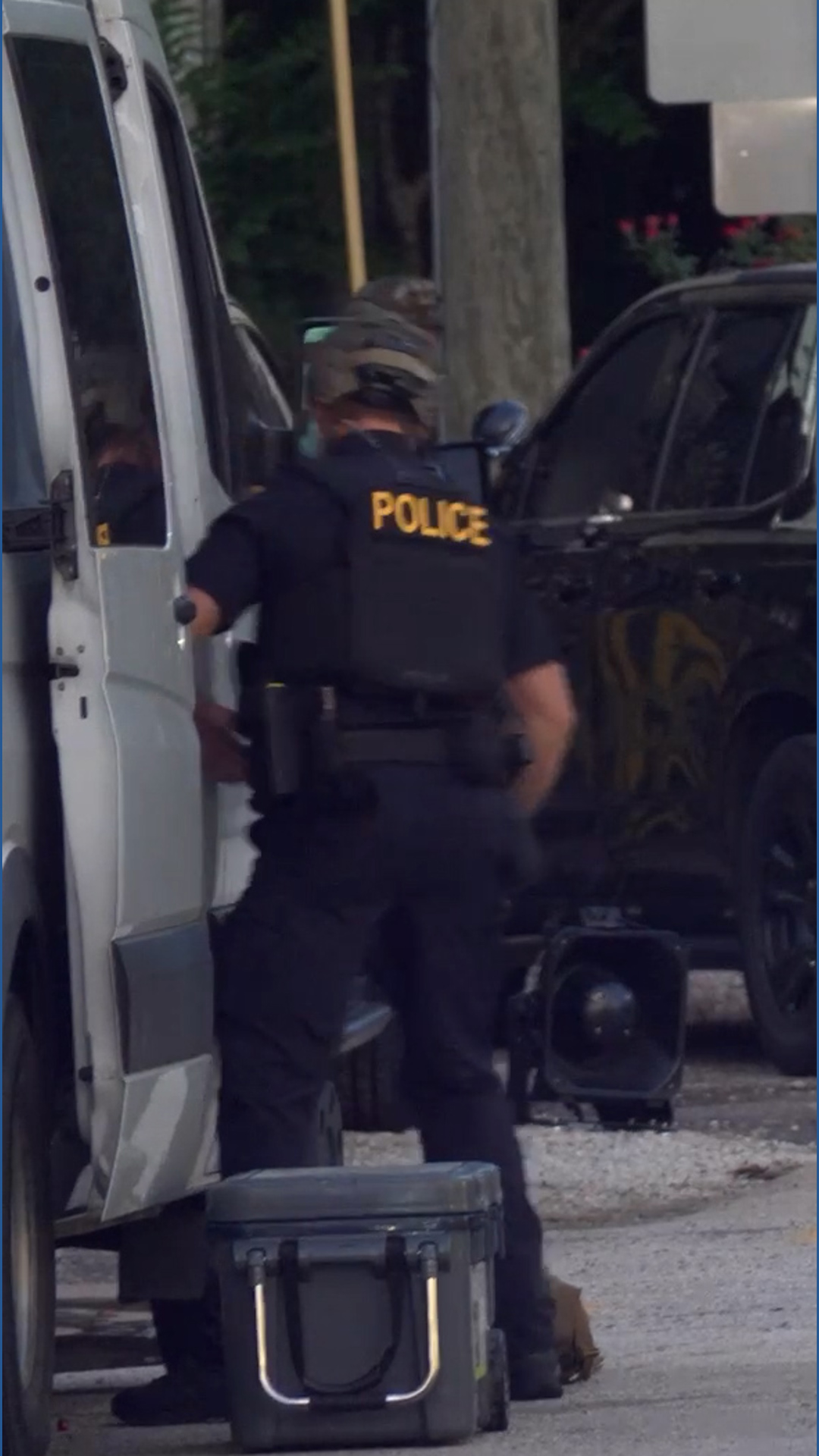 Houston Police Riot Houston police shoot, kill woman at end of hours-long standoff in ...