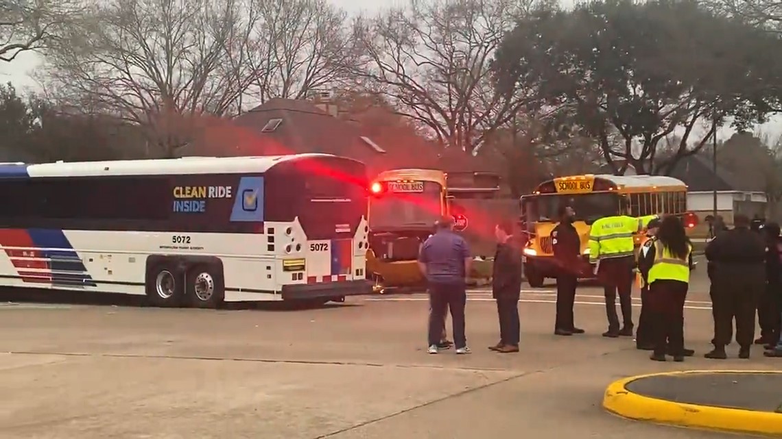 Lalu lintas Houston: 4 terluka setelah bus Katy ISD bertabrakan dengan METRO