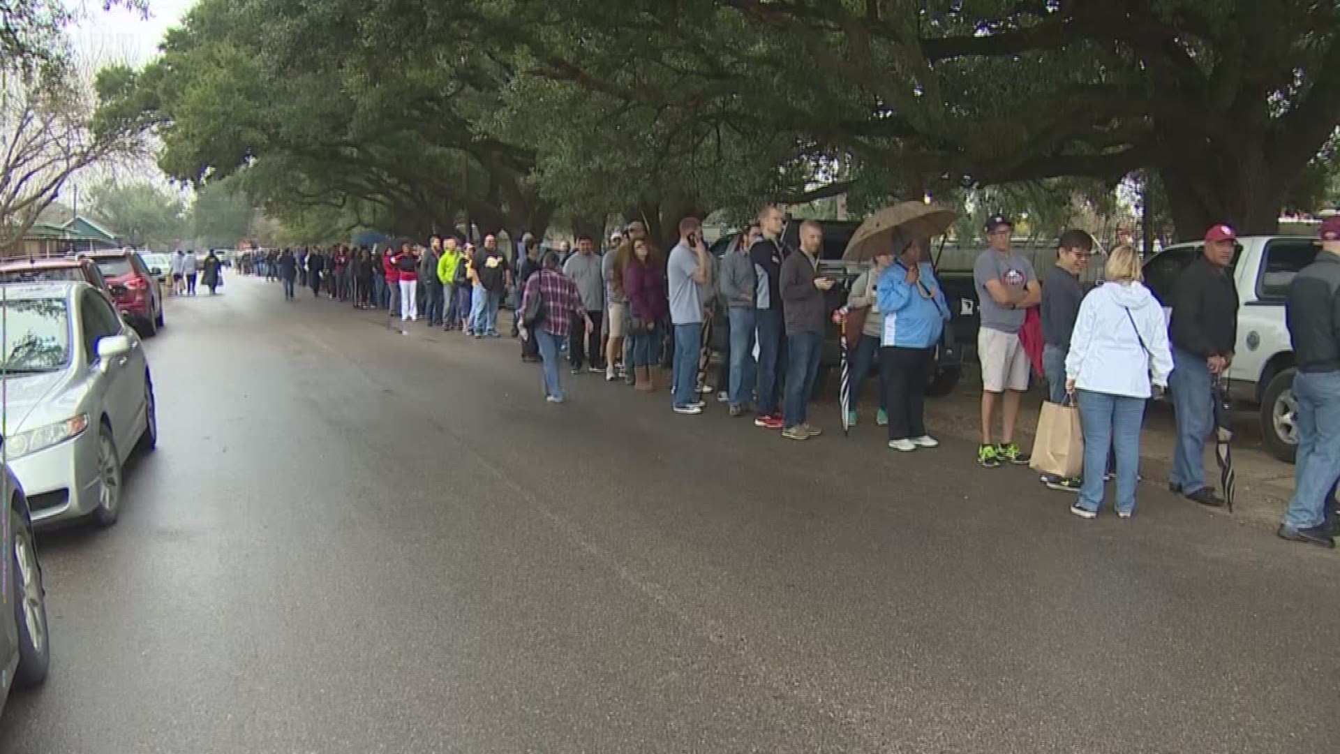 If you grill it, they will come -- especially if it's a free family meal from one of the best barbecue joints around. Hundreds of federal workers who aren't being paid during the government shutdown lined up at Killen's Bar-B-Que Friday morning for the Fu