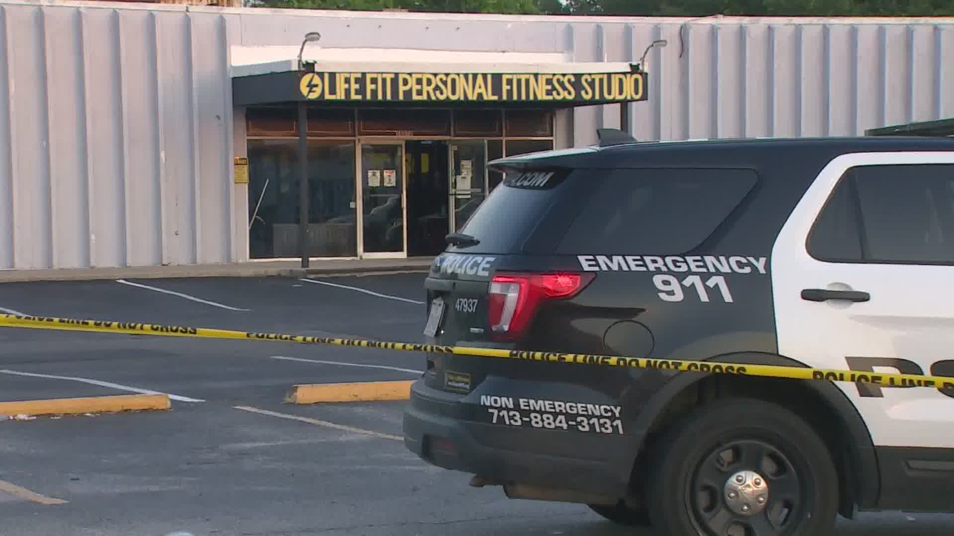 Houston police are looking for the suspects who shot and killed a woman outside a gym on the city’s southeast side early Thursday.