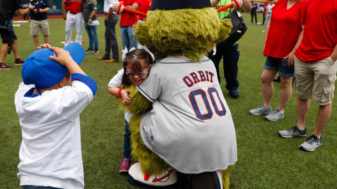 Astros holiday cards: How you can pose with Orbit!