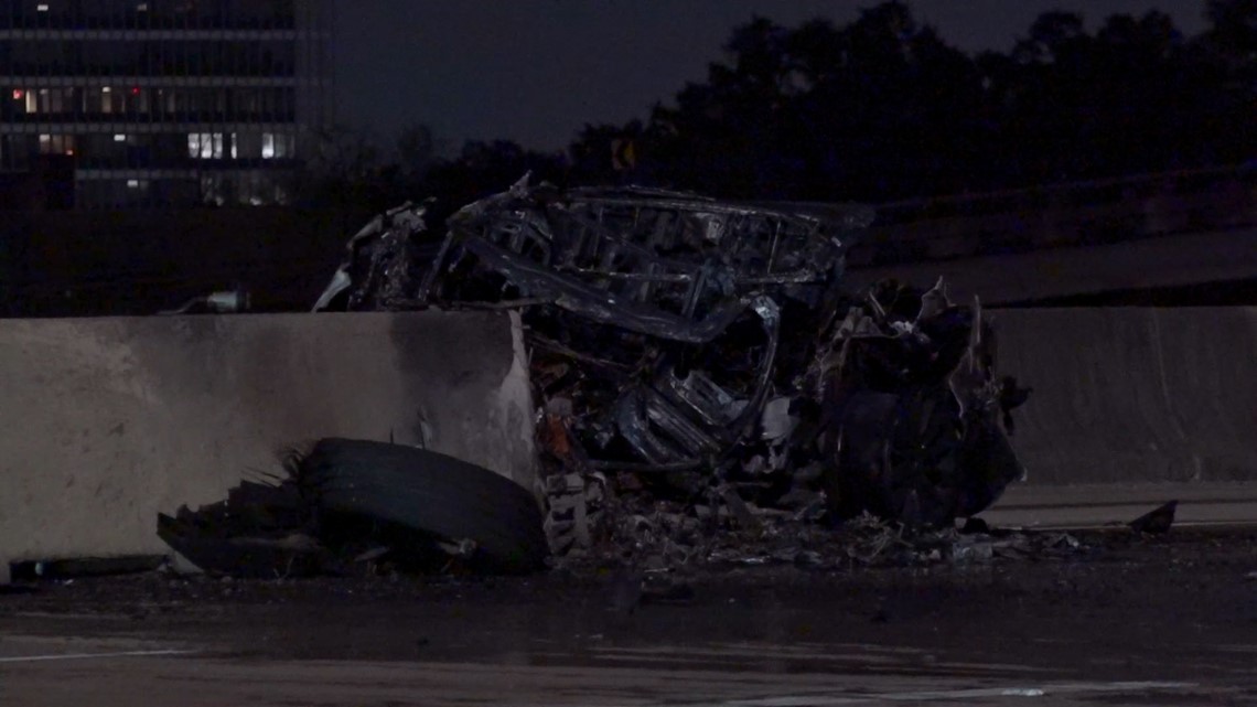 Houston, Texas: Petugas SWAT menyelamatkan pengemudi dari kecelakaan yang berapi-api