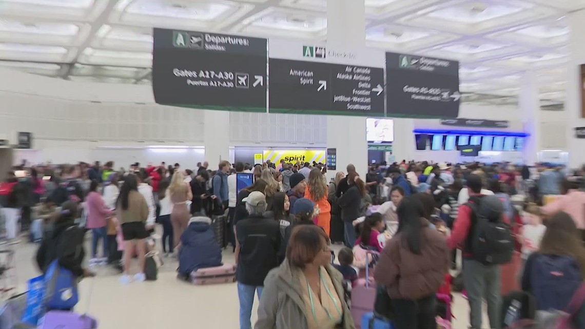 Hundreds of travelers stuck at airport after Spirit Airlines flights were delayed