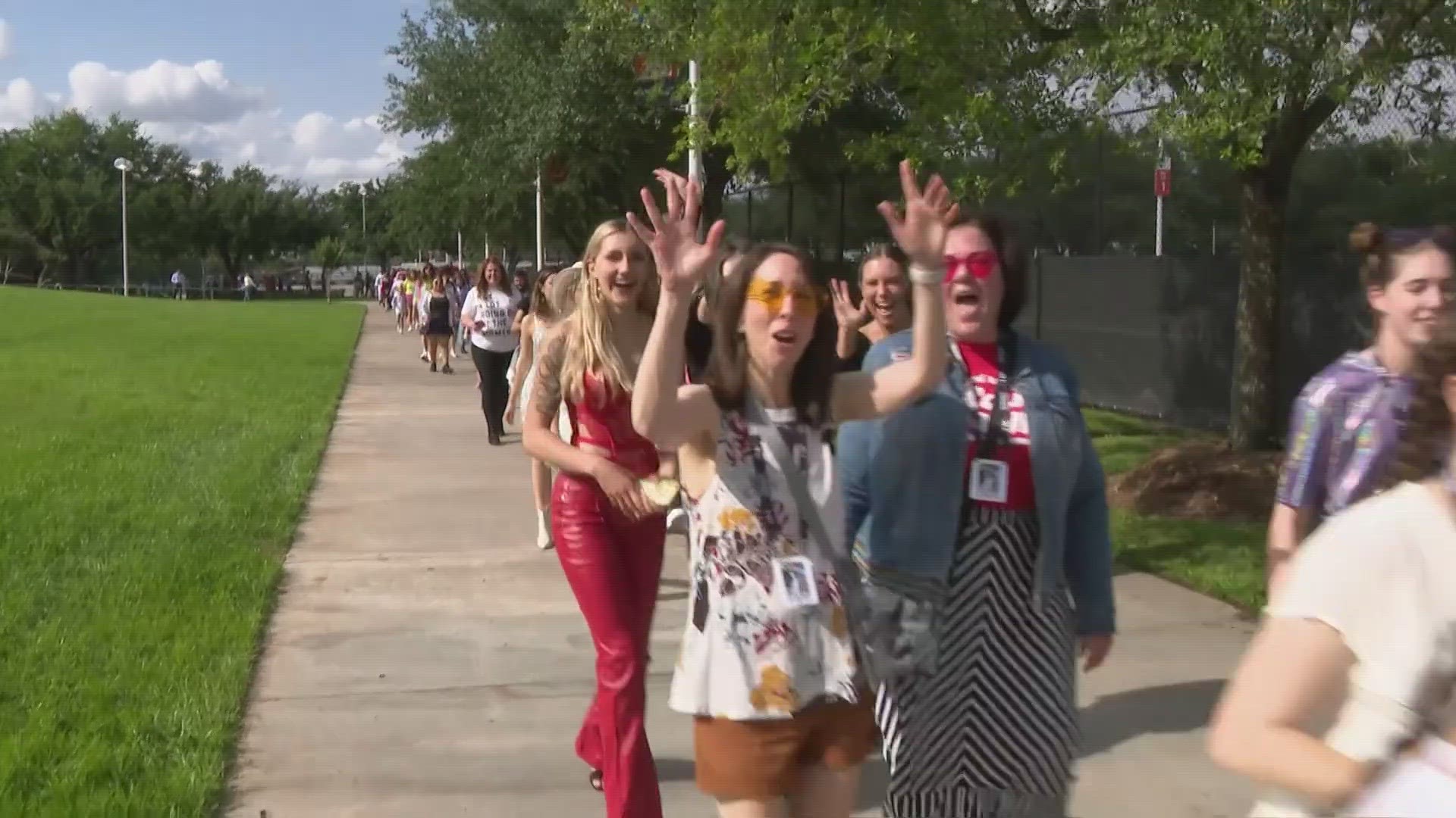 Thousands of fans line up for Houston Taylor Swift merch