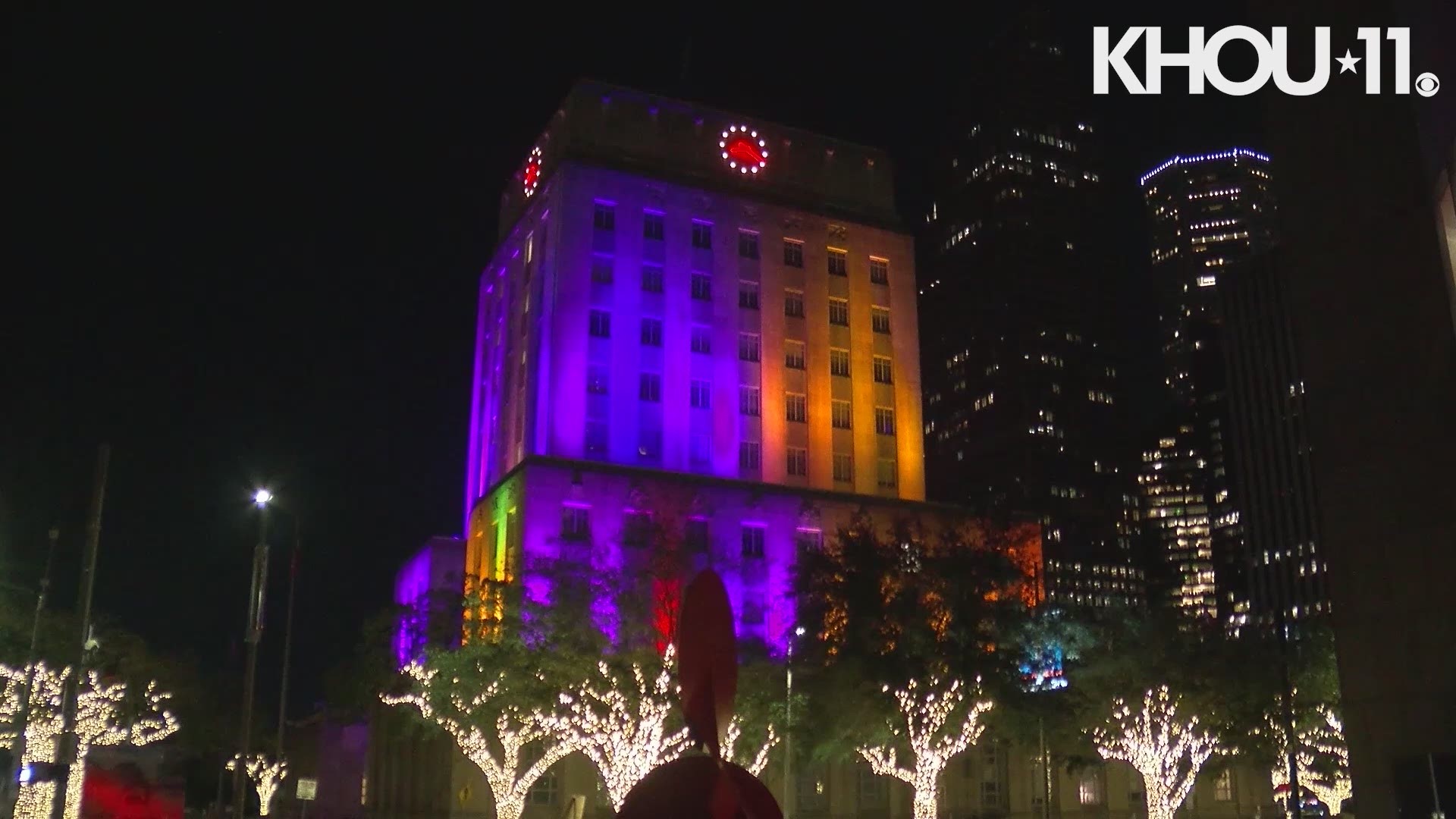 Houston honored Kobe Bryant and the other victims of Sunday's deadly helicopter crash by lighting up City Hall in Lakers' purple and gold.