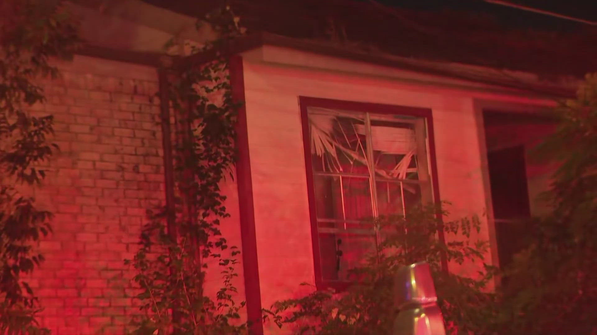 Firefighters battle large apartment fire in west Houston | khou.com