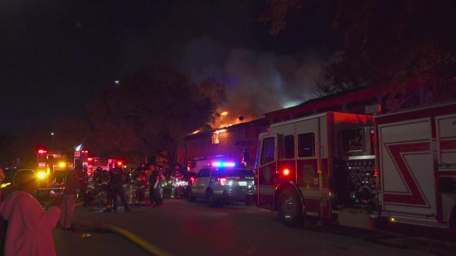 2-alarm fire destroys about 20 units at apartment complex in SE Houston ...