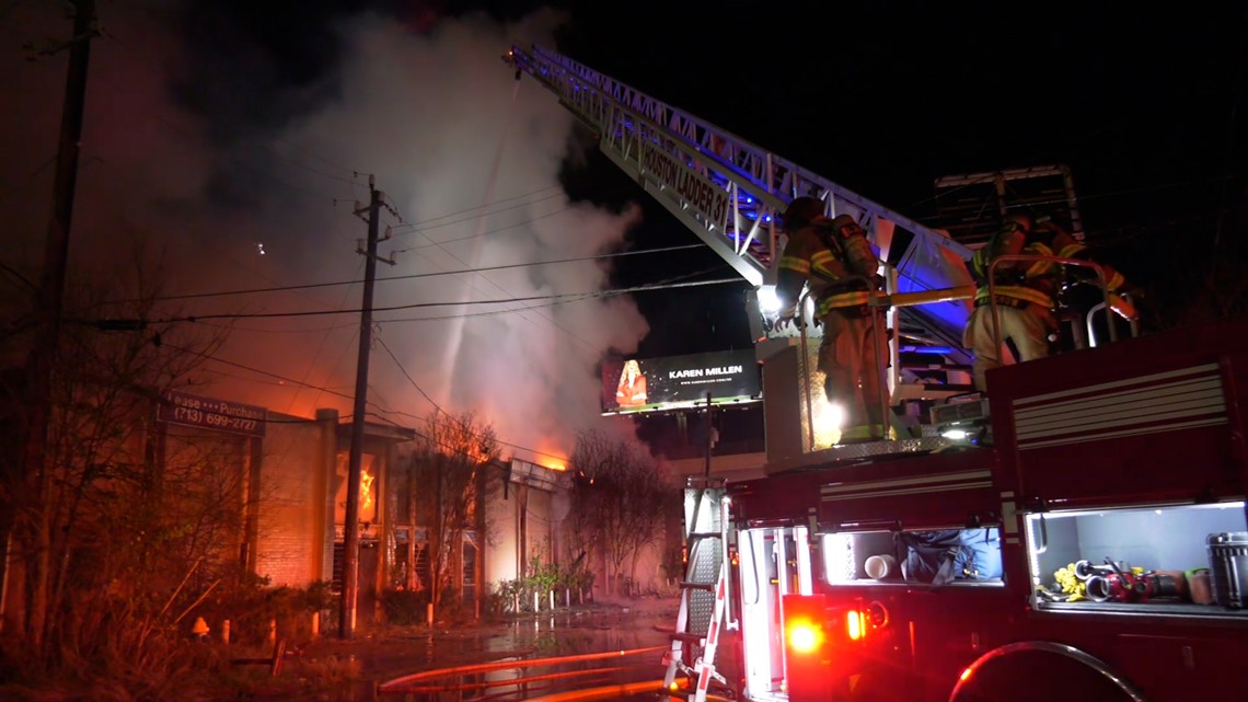 Atap runtuh saat kebakaran di gedung kosong di sepanjang North Freeway semalam