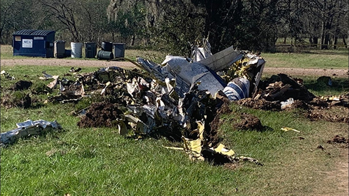 Penyelidik bekerja untuk mencari tahu bagaimana pesawat bertabrakan dengan paraglider di atas Fort Bend County
