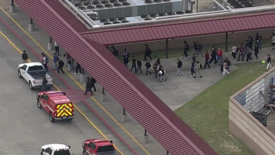 Caney Creek High School dievakuasi karena bau tak sedap