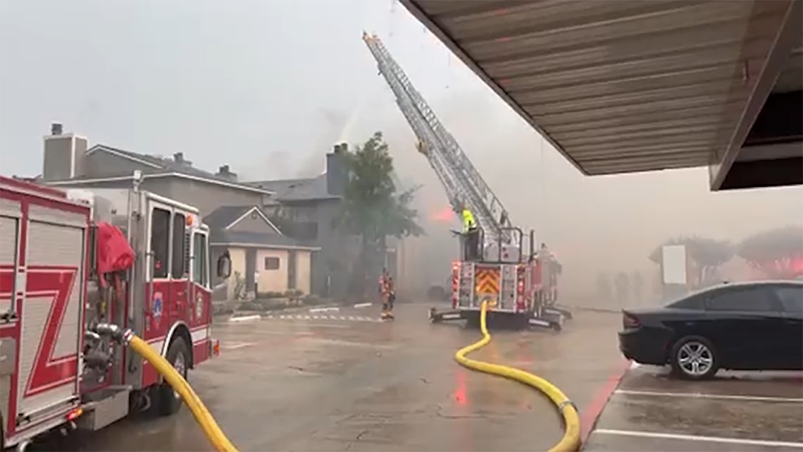 Kebakaran apartemen di tengah badai Kamis menggusur 12 unit