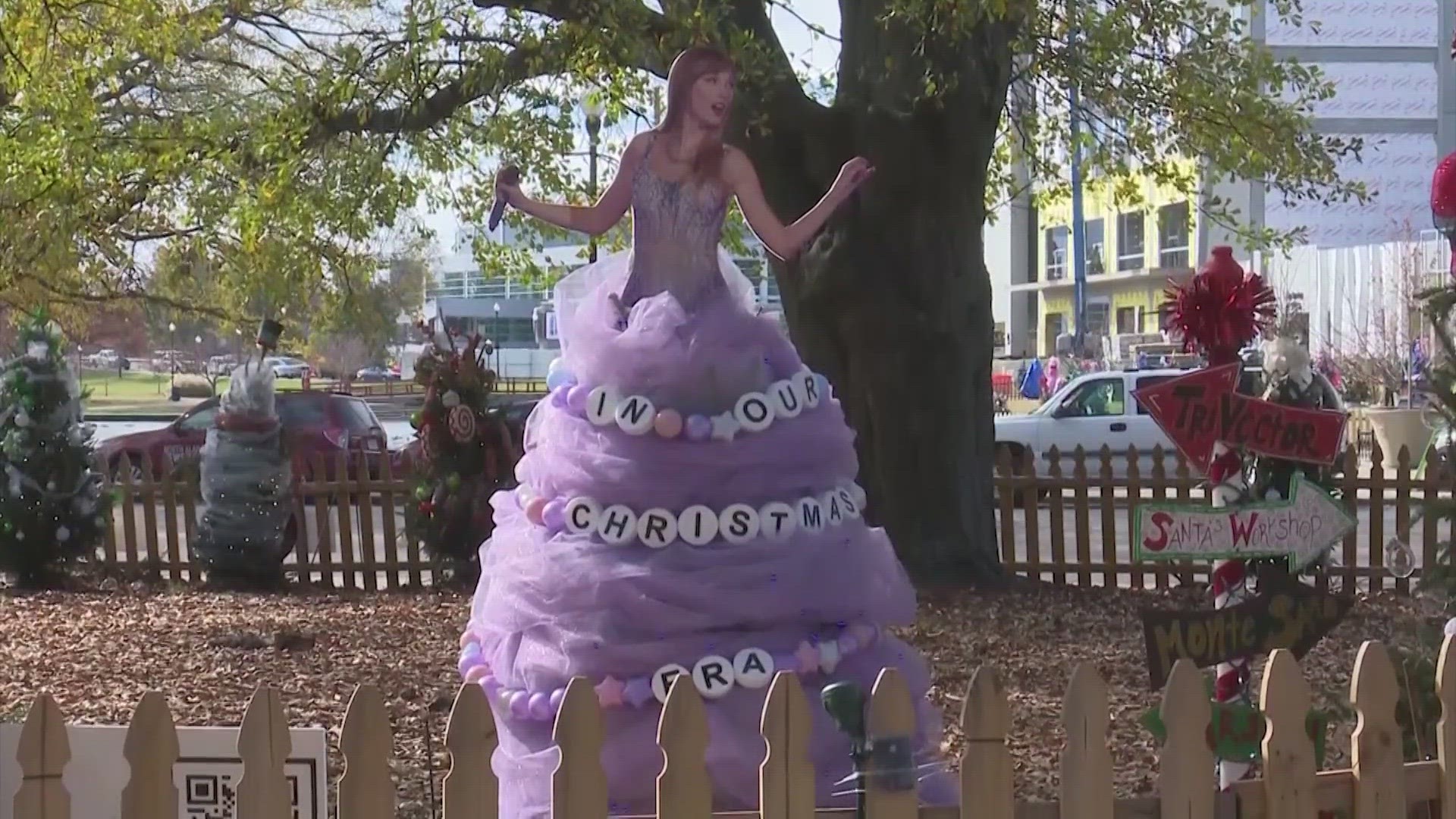 A Taylor Swift Christmas tree in Huntsville, Alabama is going viral.