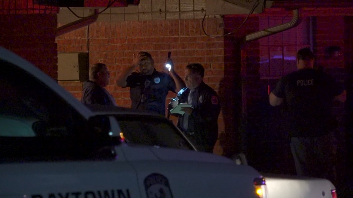 Seorang pria ditemukan tewas tertembak di dalam mobil yang sedang berjalan di Baytown, kata polisi