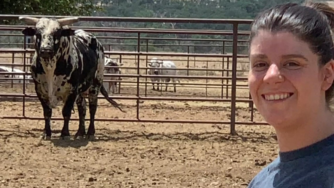 Kecelakaan banteng yang melarikan diri di rodeo California menyelamatkan nyawa wanita