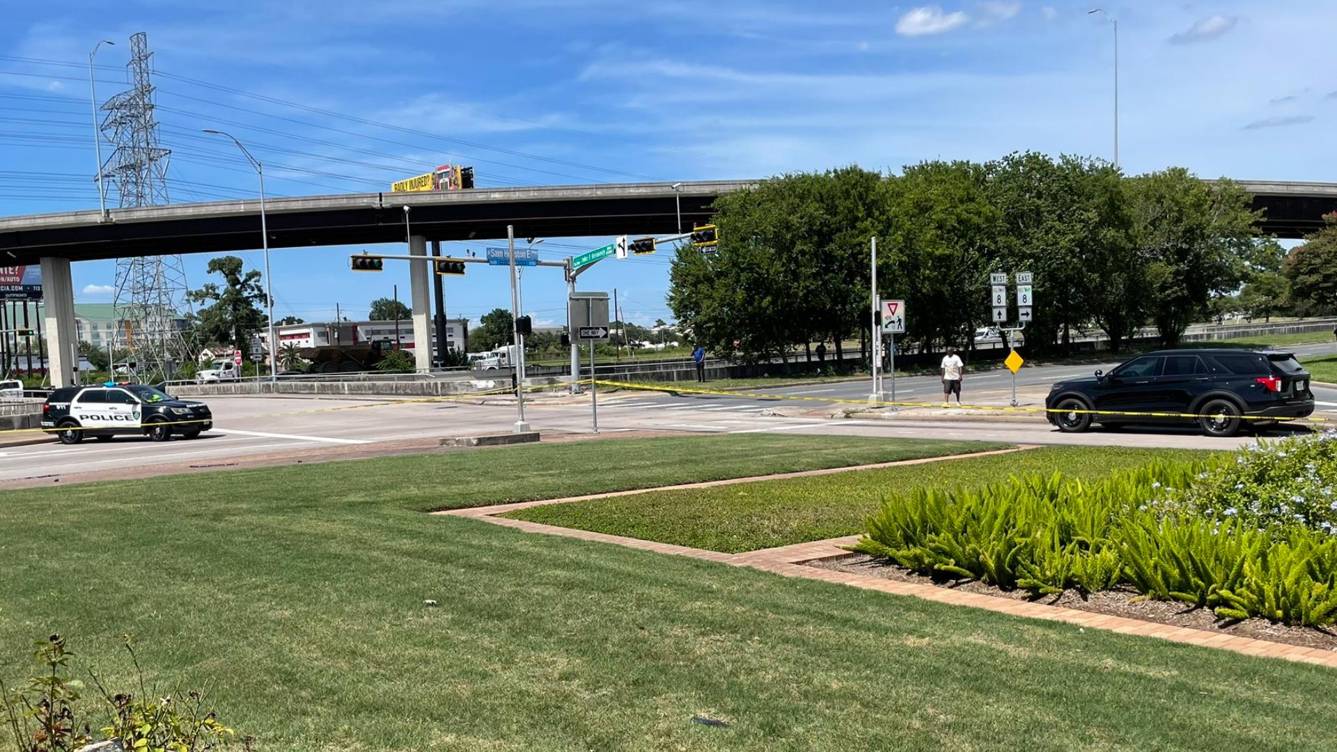 Homicide investigators responding to fatal crash at Beltway 8, JFK ...