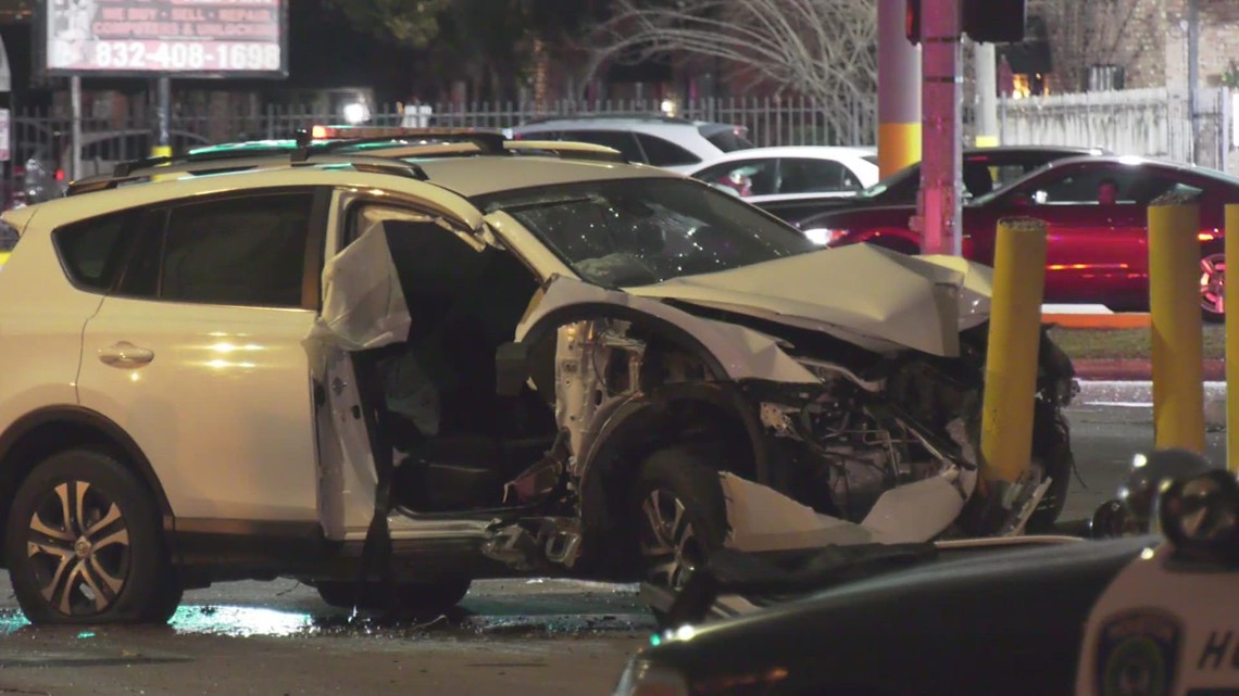 Kecelakaan mobil tunggal membunuh seorang wanita, melukai yang lain di Houston