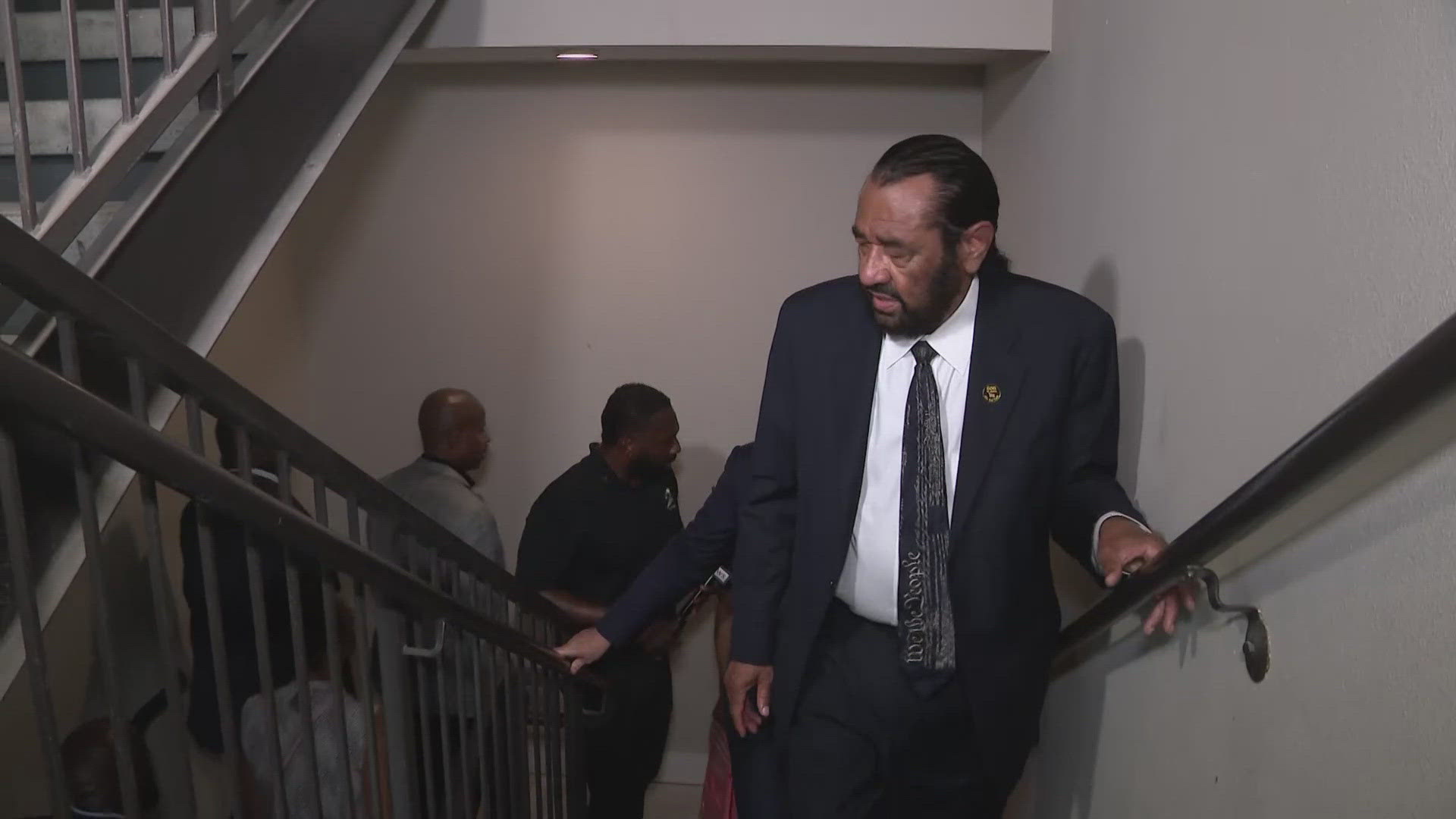 Residents with disabilities of a senior apartment complex in Missouri City have been stuck on upper floors for 2 months due to broken elevator. The problem remains.
