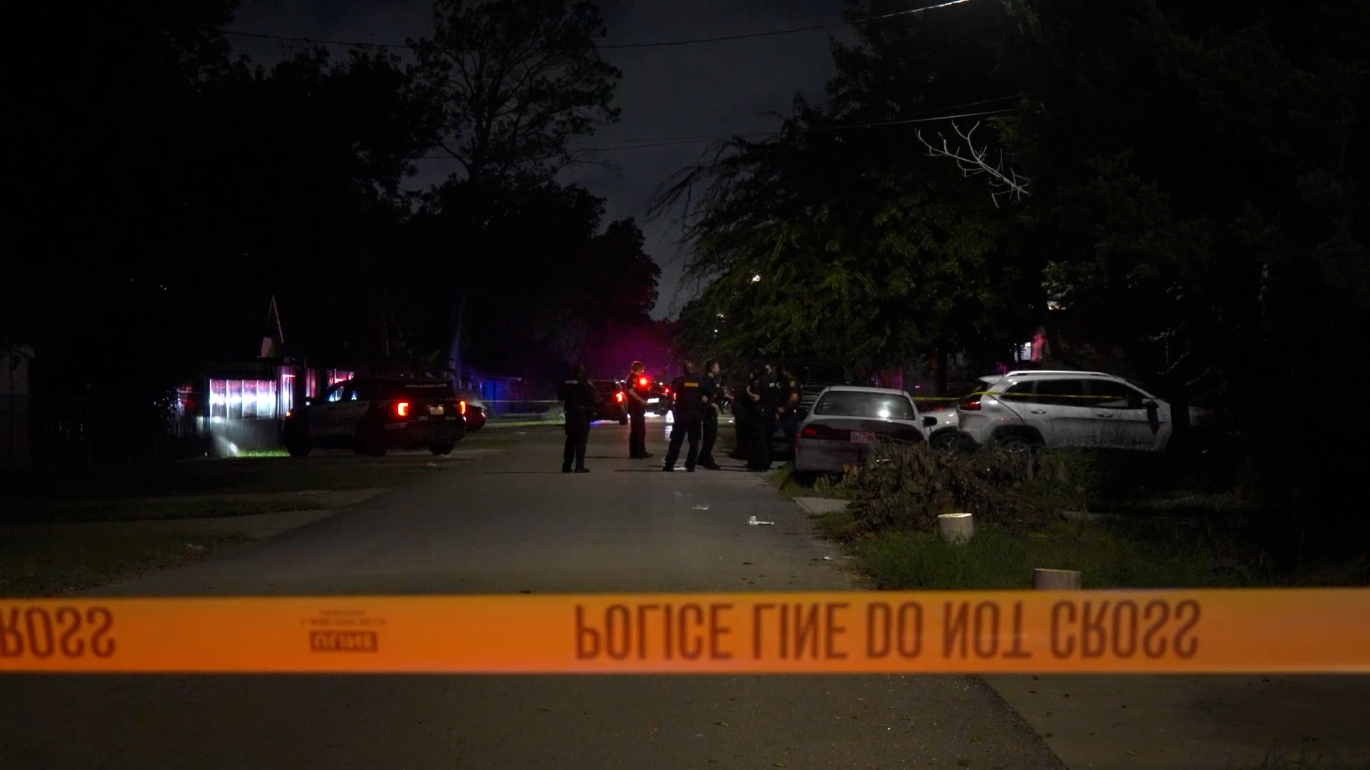 Man stabs himself, crashes car before robbing 2 good Samaritans at knifepoint, Houston police say
