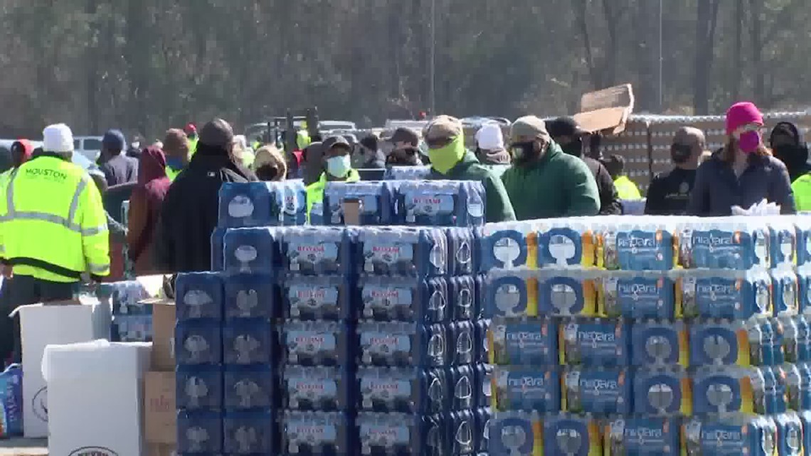 Houston helping Houston! Bottled water distribution today at the Astros  Youth Academy. #ForTheH