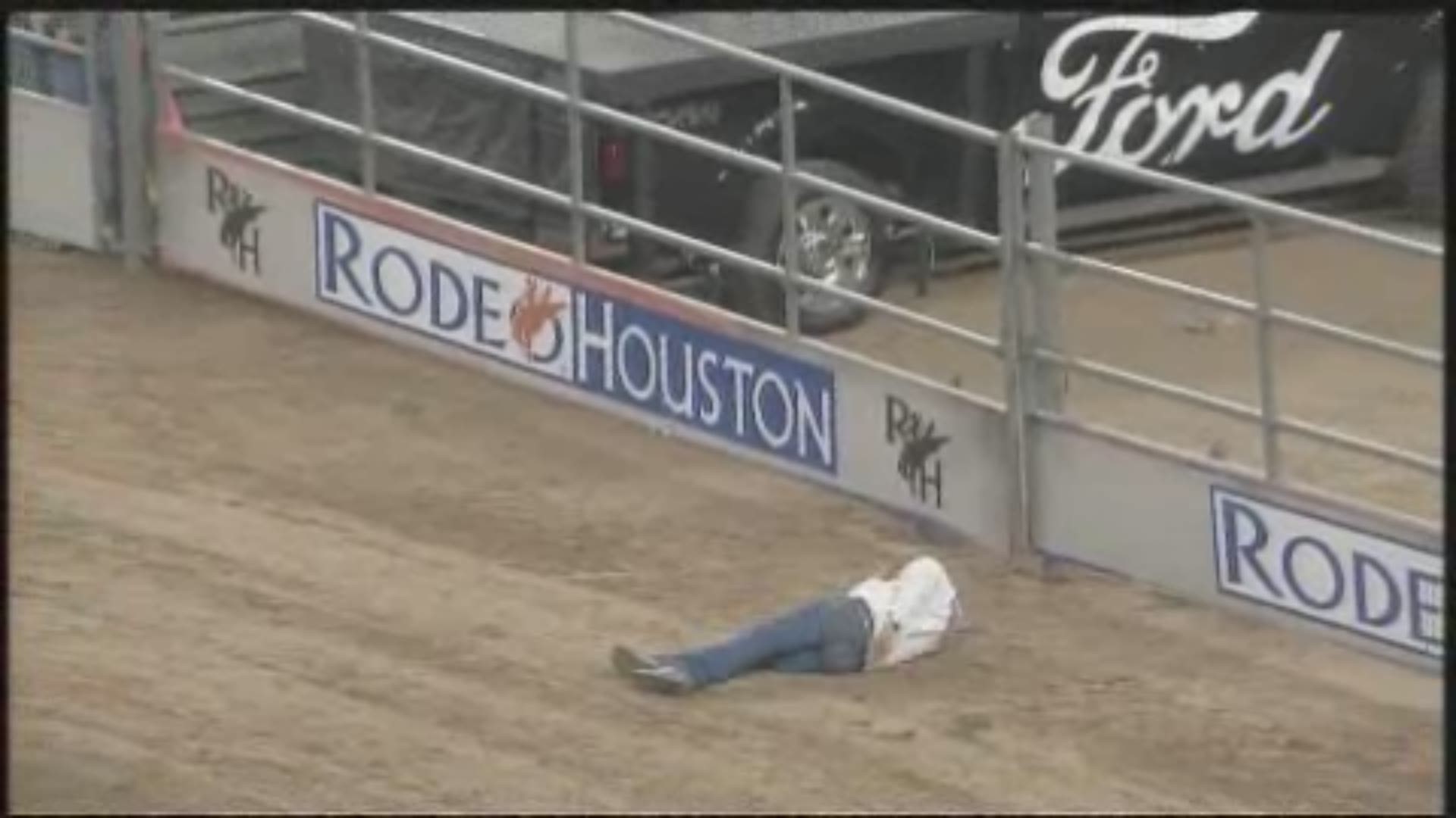 Raw Chuck wagon race accident at Rodeo Houston