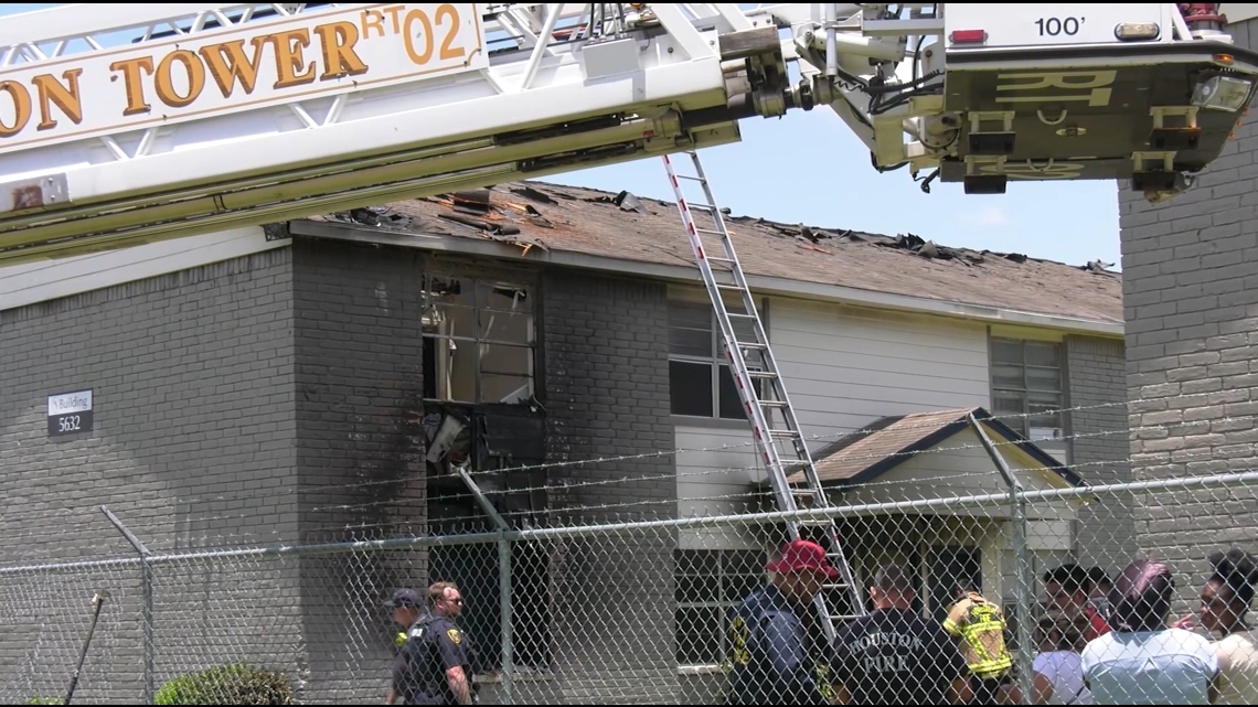 Fire breaks out apartment complex in Houston's Fifth Ward | khou.com
