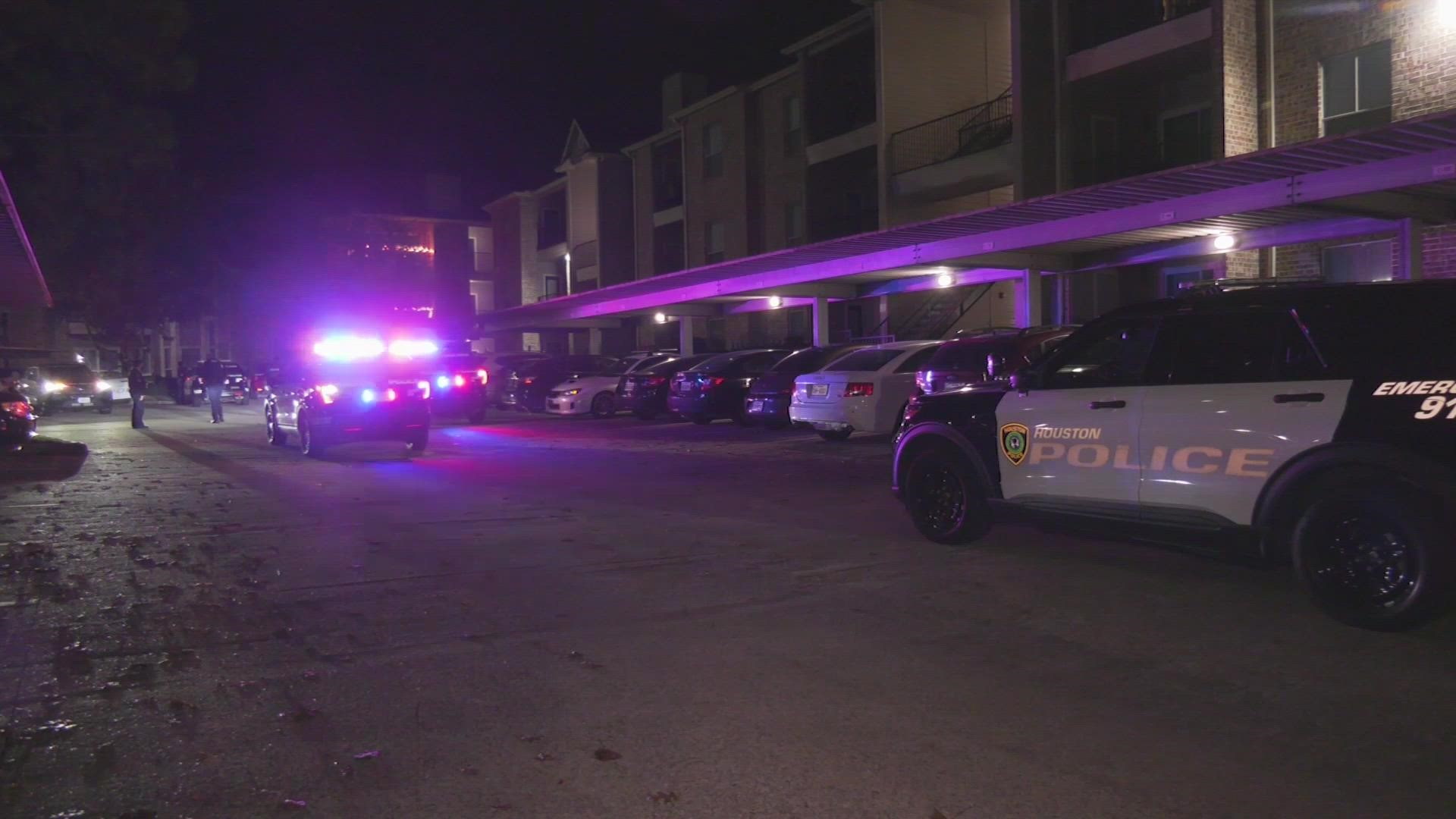 Houston police investigating the shooting death of a man at an apartment complex in Kingwood.