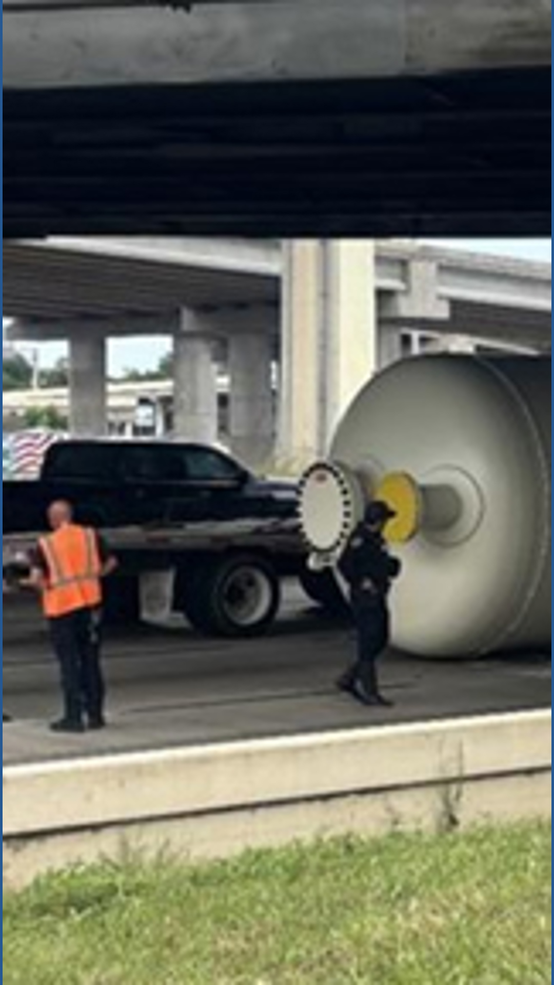 18-wheeler strikes Houston Ave bridge on Katy Freeway eastbound | khou.com