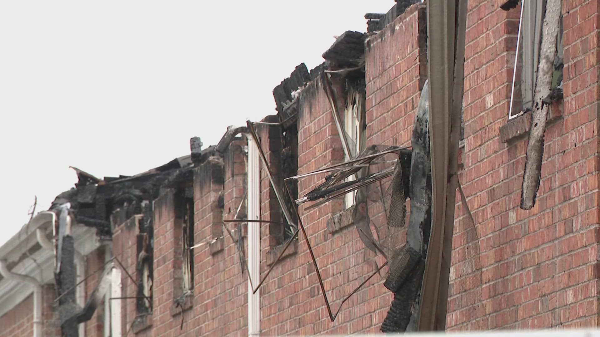 Early-morning fire rips through southwest Houston aparmtent building ...