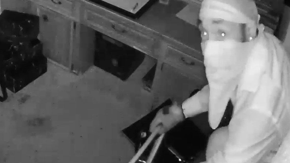 Pencuri tertangkap kamera membobol rumah pemulihan SE Houston
