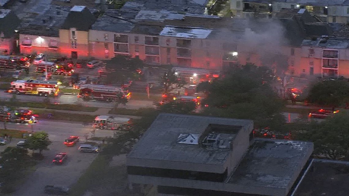 Firefighters responding to large apartment fire in SE Houston