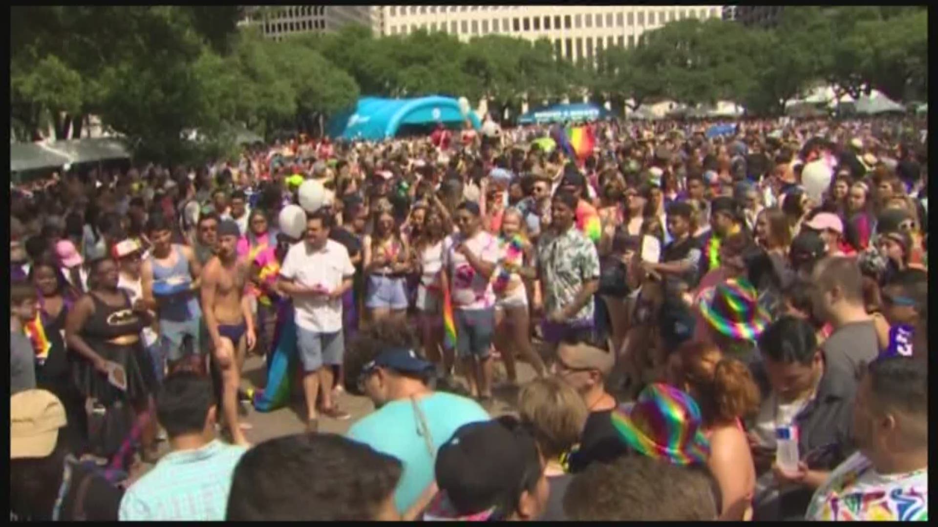 Thousands pack downtown for Houston Pride events