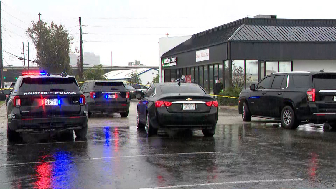 Robbery suspect used employee as human shield before being shot by officer, Houston police say