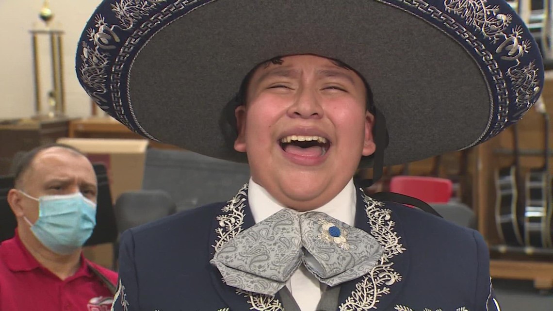 Penyanyi mariachi HISD kelas 7 mendapatkan alat peraga nasional