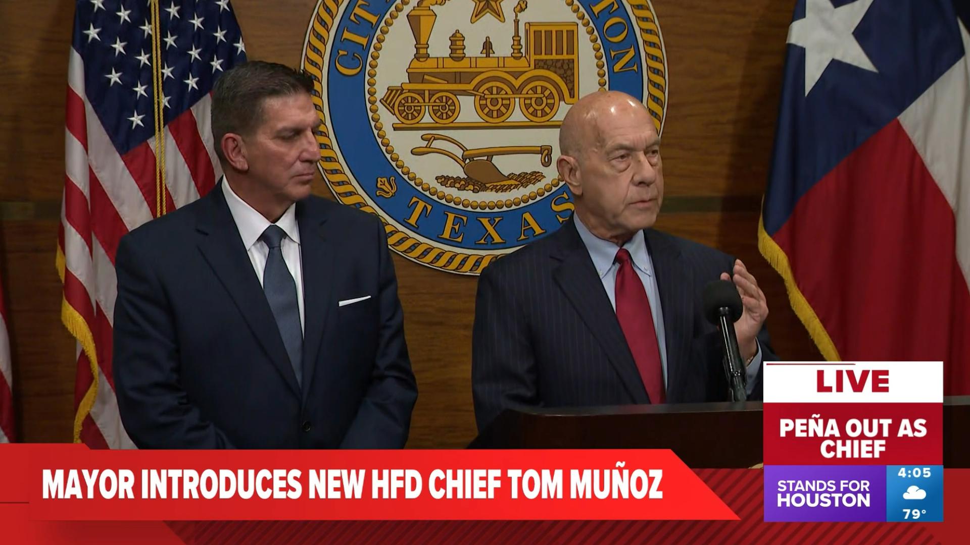 Houston Mayor John Whitmire introduces Thomas Muñoz as new HFD chief ...