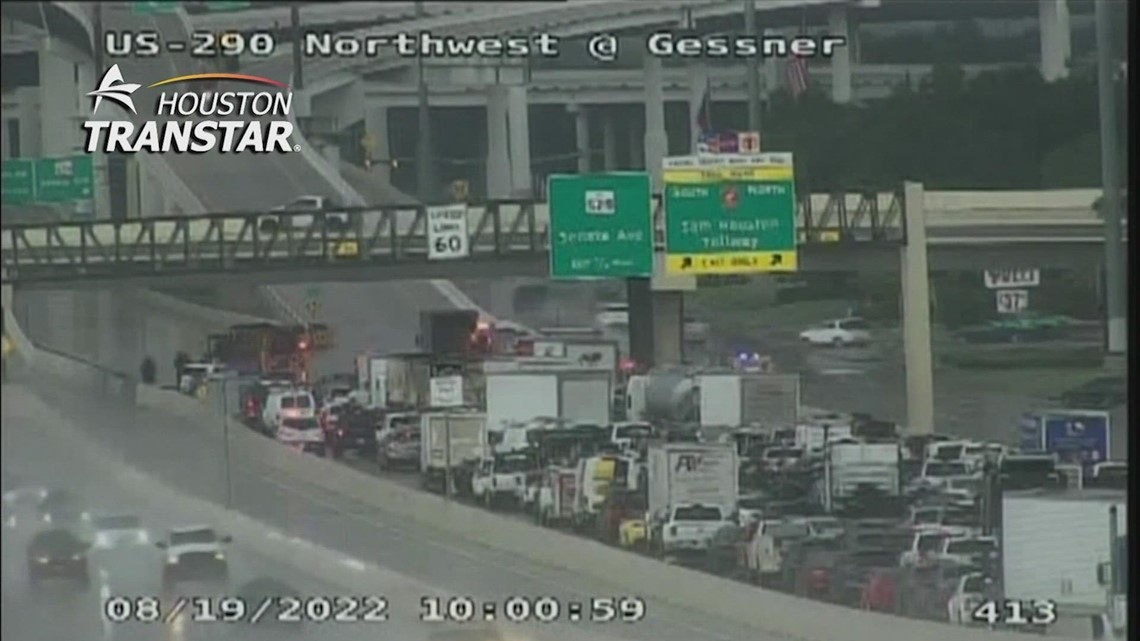 Wreck shuts down all lanes of 290 at Beltway 8