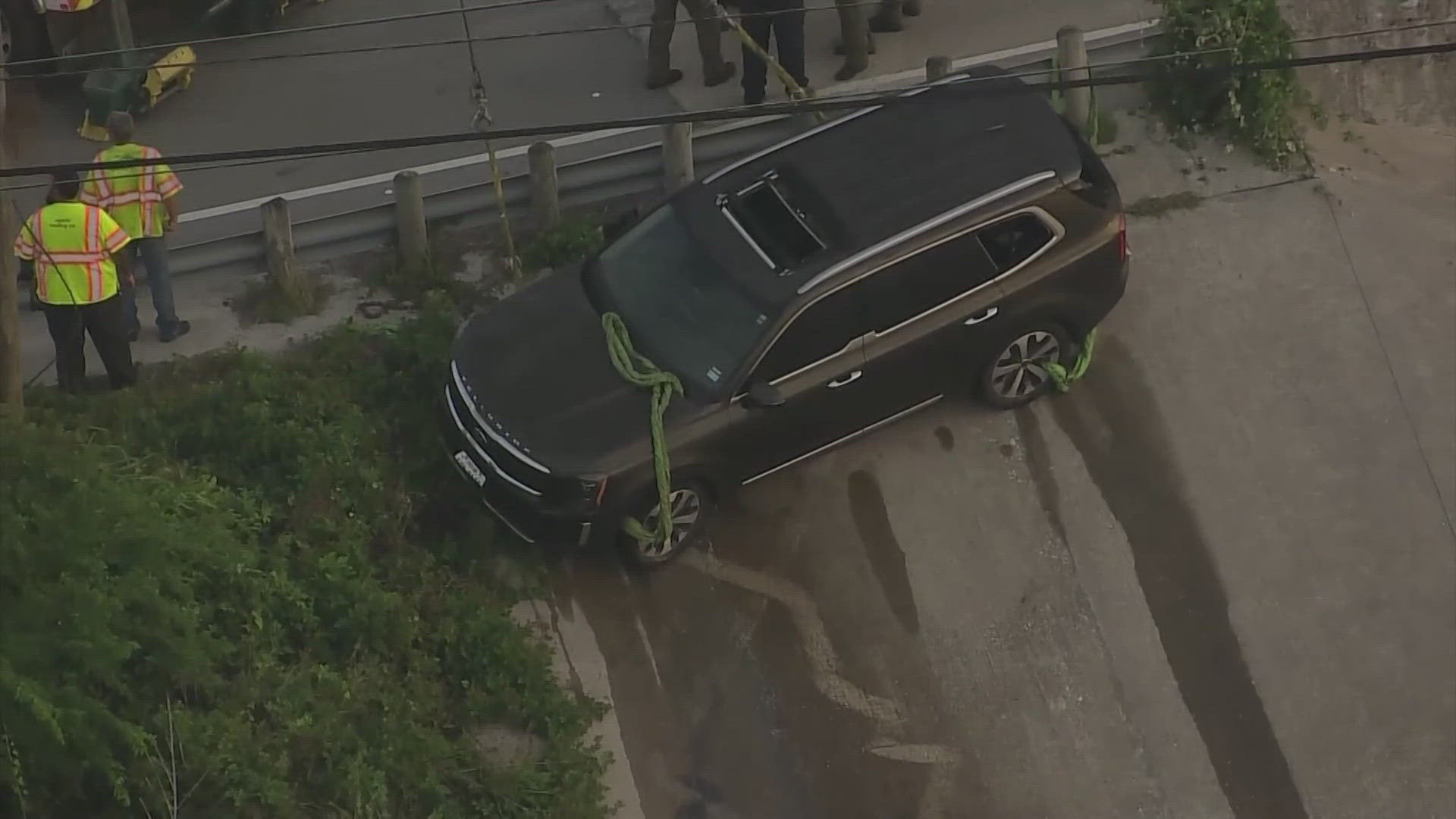 Witnesses: Vehicle with passengers plunges into water in Channelview ...