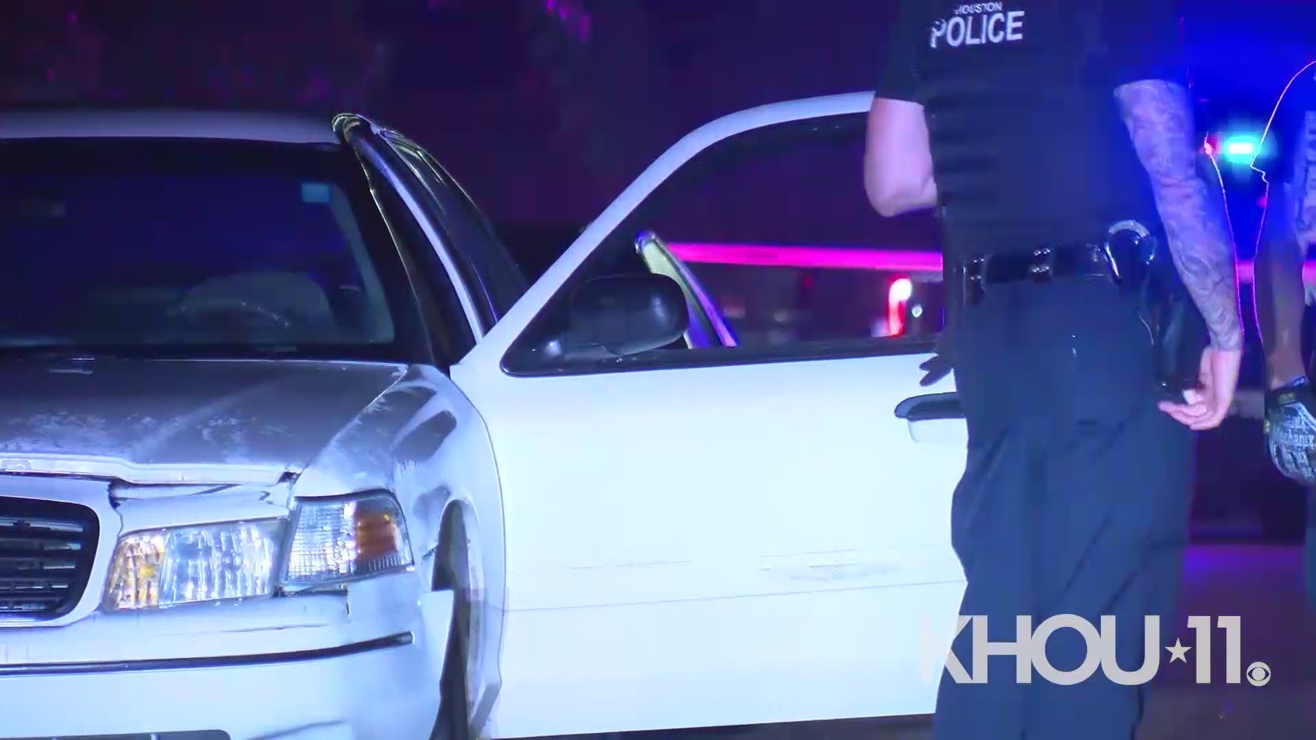 Police confronted an alleged shooter in a northwest Houston neighborhood late Tuesday. That's when police say the man shot himself. https://www.khou.com/article/news/crime/hpd-man-shoots-self-after-opening-fire-on-house-in-northwest-houston/285-51e33dda-16ea-4797-8802-a0b510fc8ad0