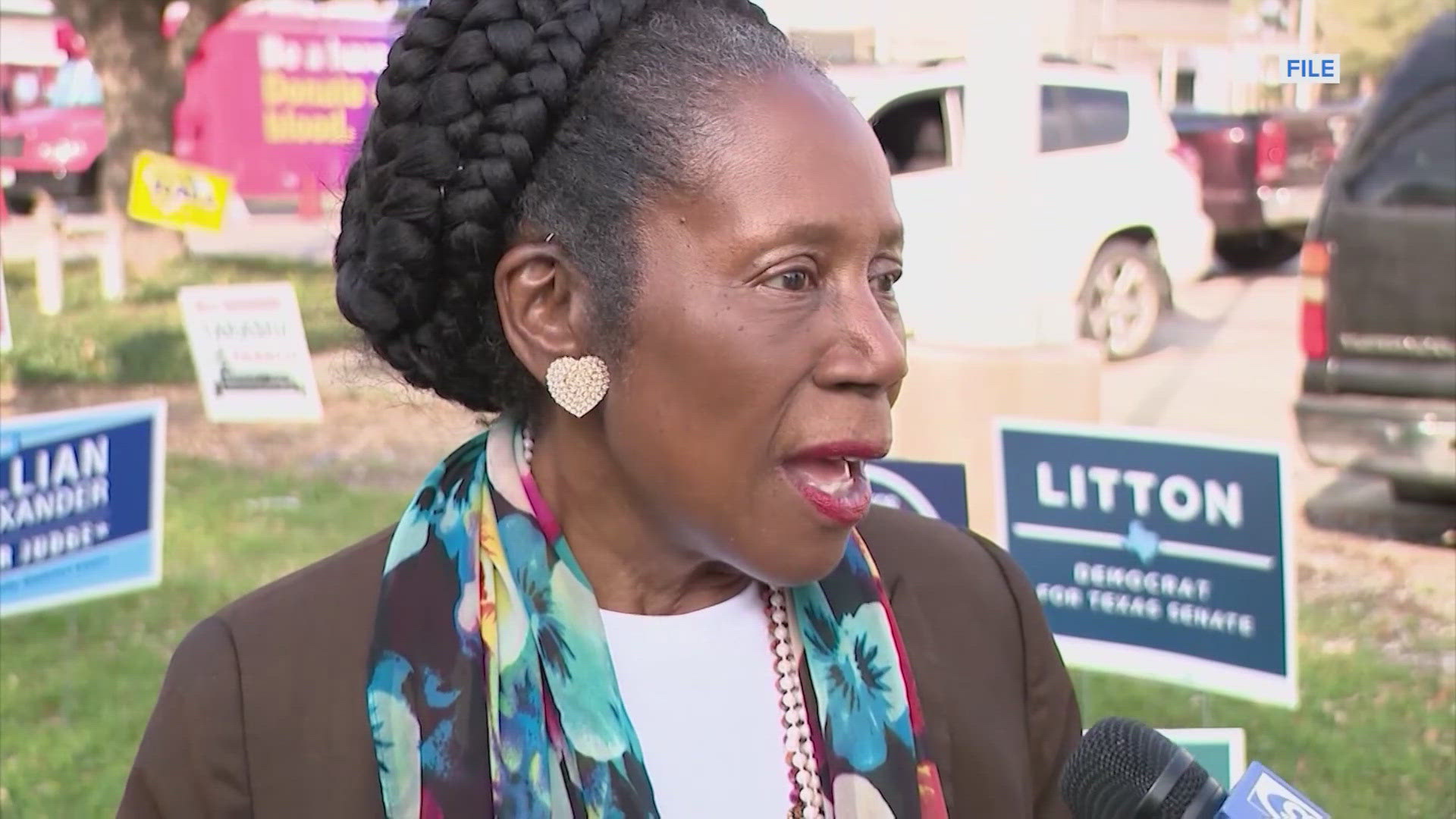 The community began paying their respects to Congresswoman Sheila Jackson Lee who is lying in state at Houston City Hall on Monday.