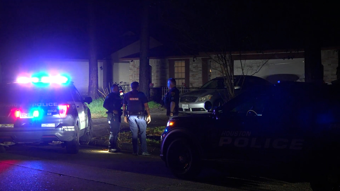 Man shot by son while working in garage at Kingwood-area home, HPD says ​The Houston Police Department said the victim told officers he was working on his bike in his garage when he "heard a loud bang and started to feel pain."