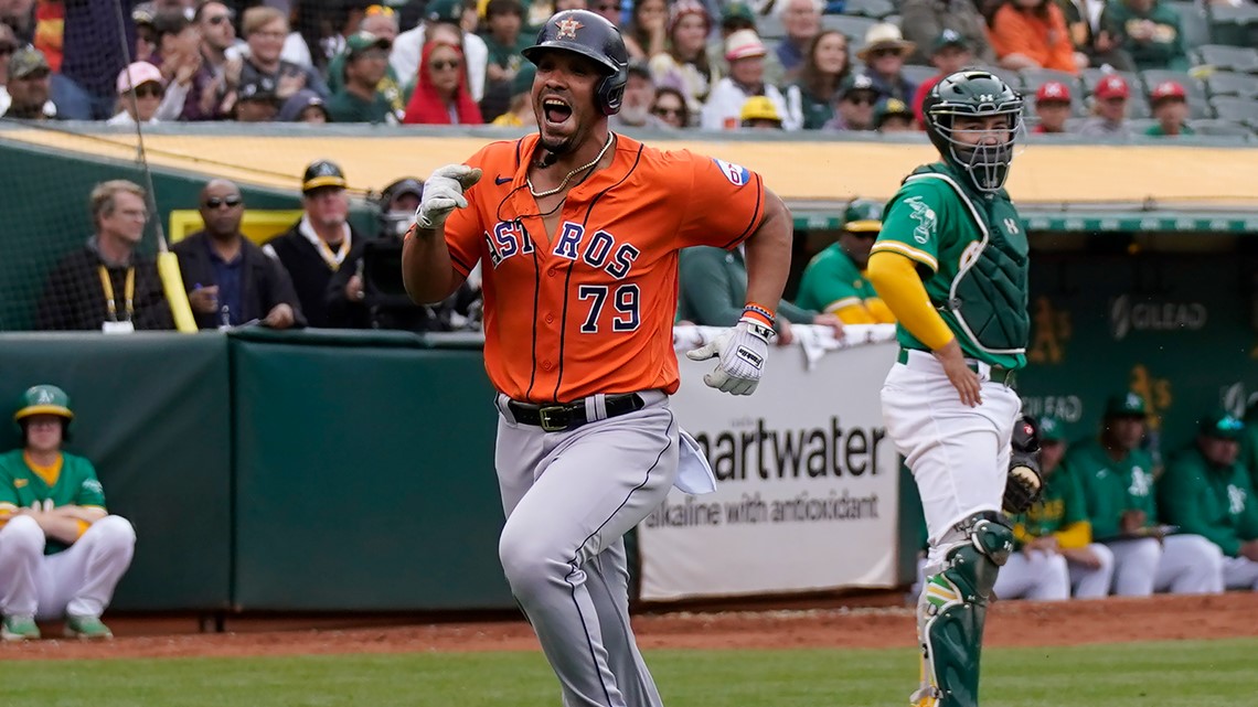 José Abreu hits first homer with Astros, races around bases