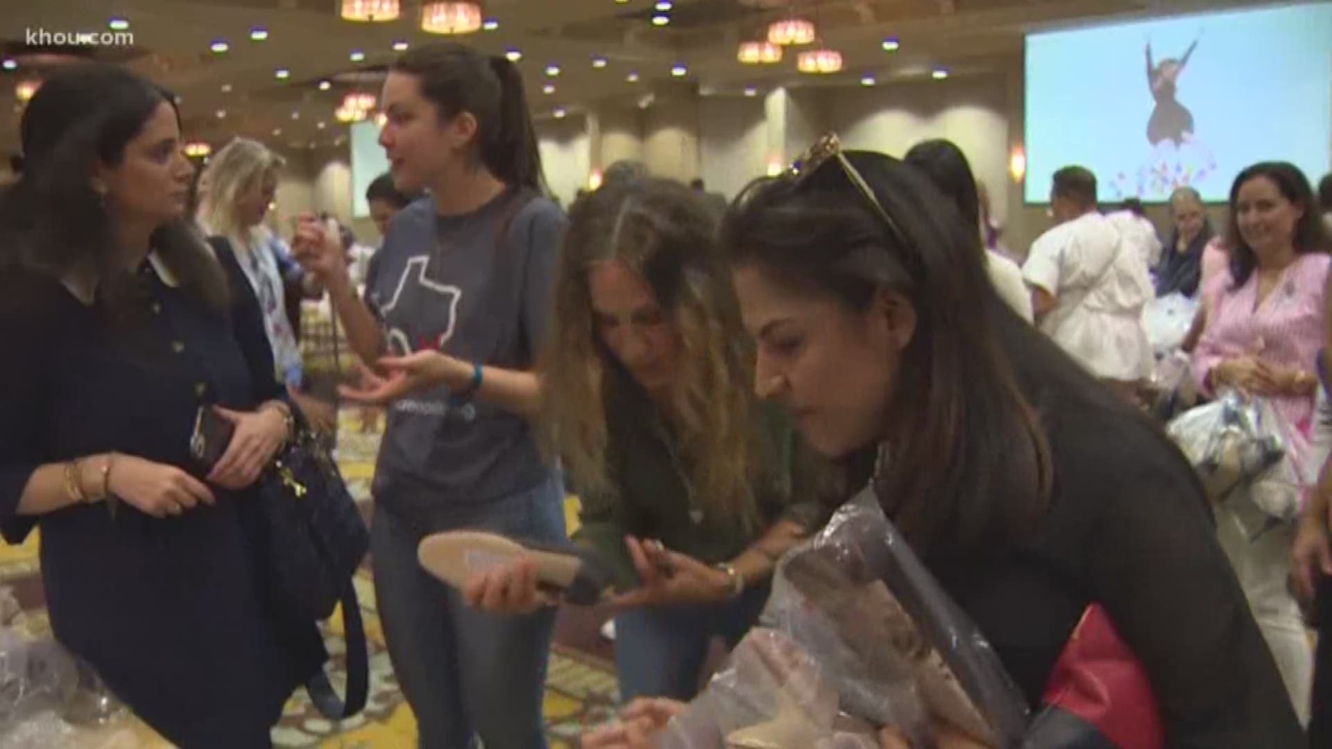 Sarah Jessica Parker is in H-Town and fans are lining up for a chance to buy her shoes and help raise money for MD Anderson Cancer Center.