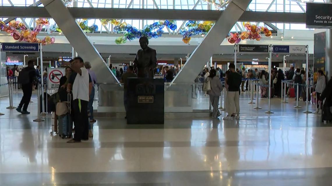 Houston Airports brace for holiday travel surge starting Thursday