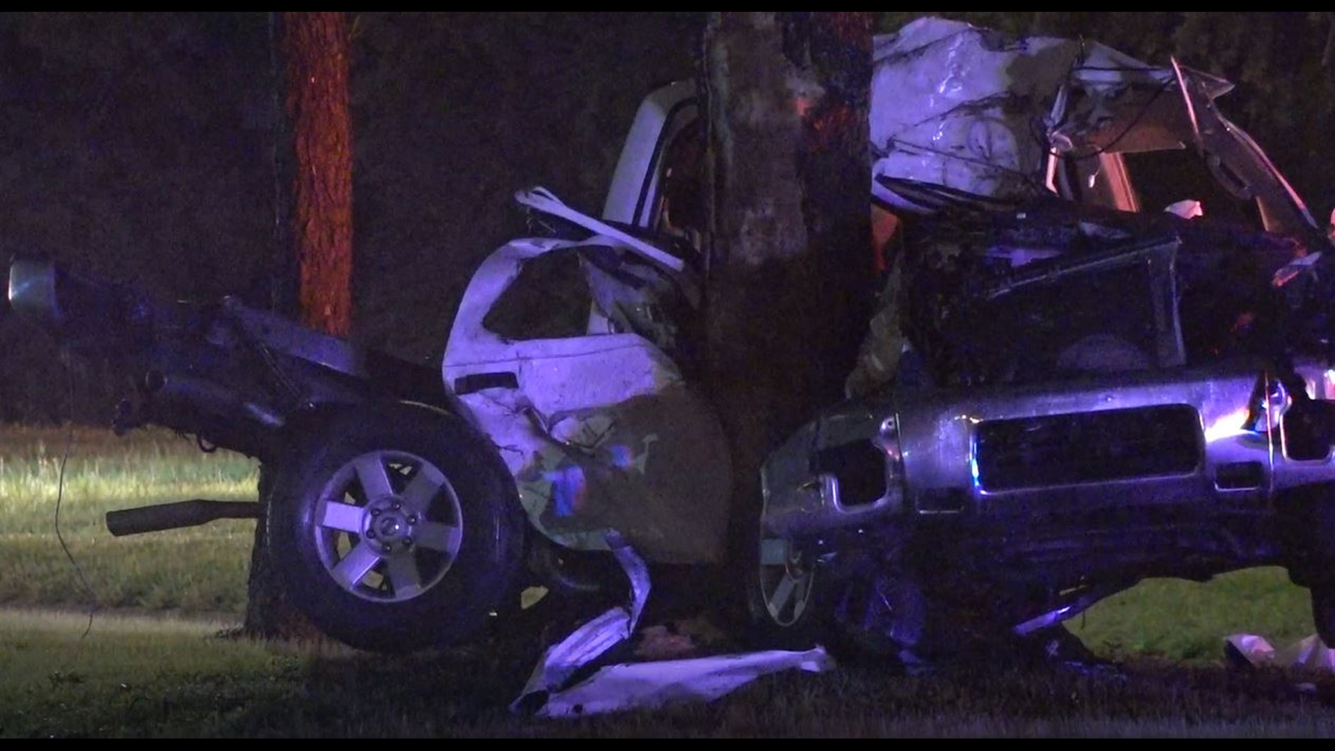 Man dies after crashing into tree in NW Houston | khou.com